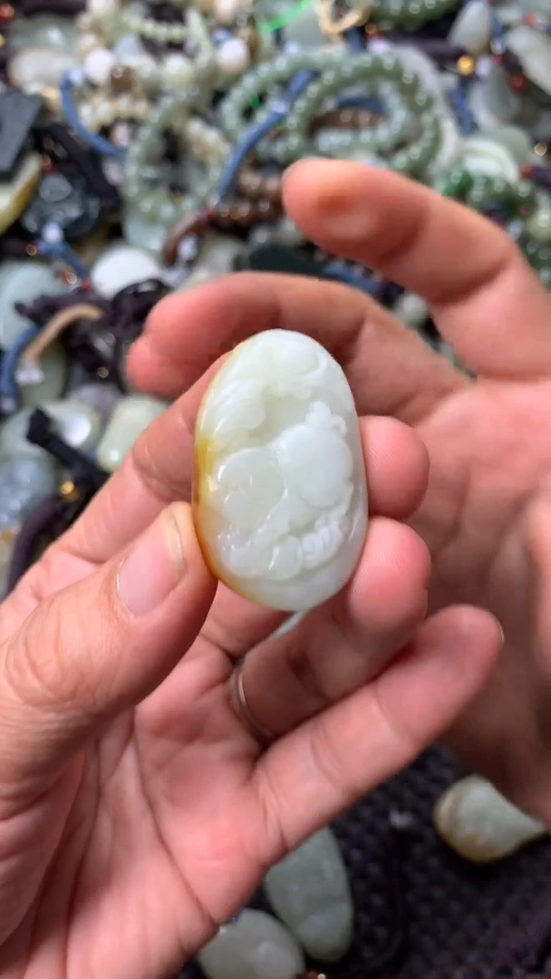 和田玉未镶嵌颈饰（多样性发一件）没有证书有瑕