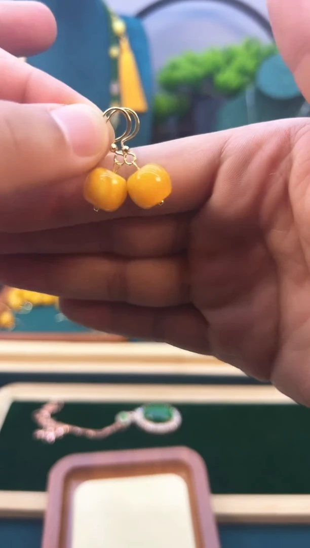 14K金镶嵌蜜蜡耳饰       E01