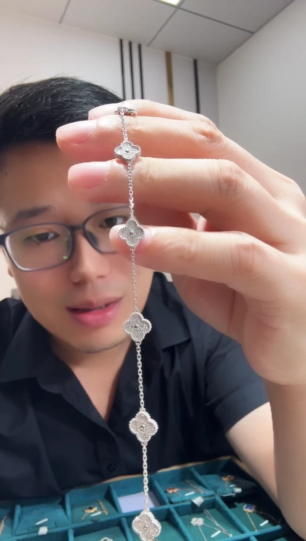 手链18K金镶嵌钻石小六花手链GHJ