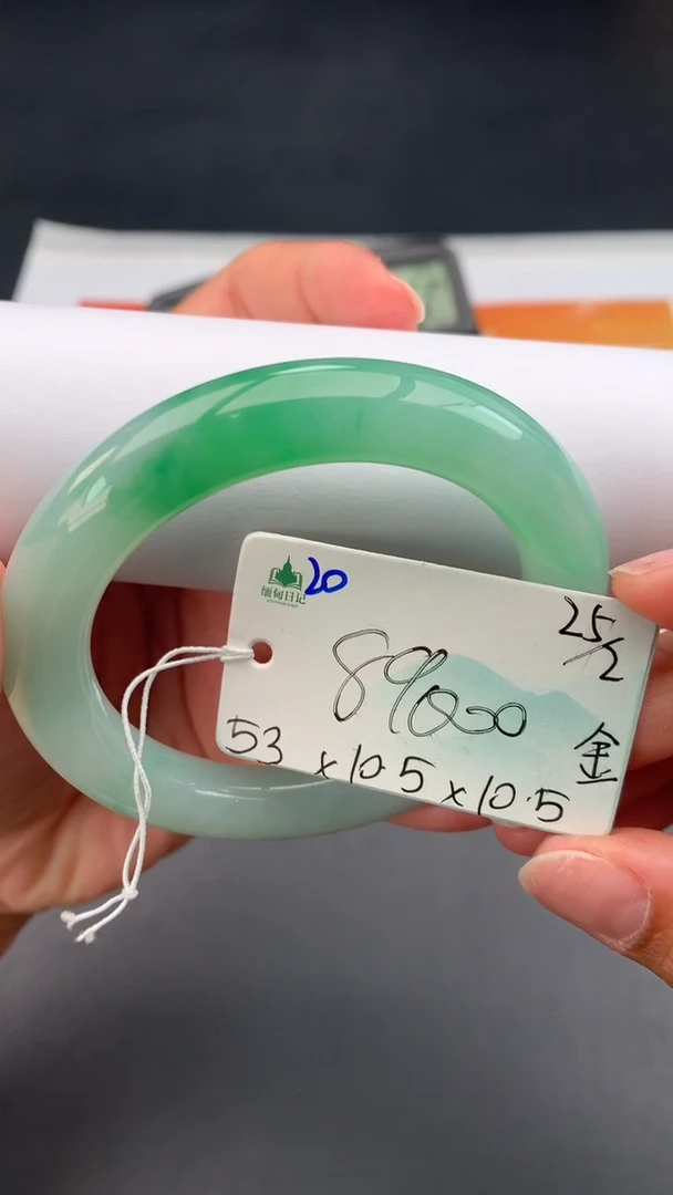 【闪购商品】翡翠手镯未镶嵌女神节#送礼#，下单联系客服核对地址~