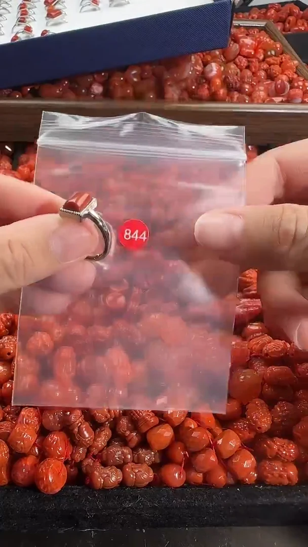 颈饰未镶嵌南红玛瑙1