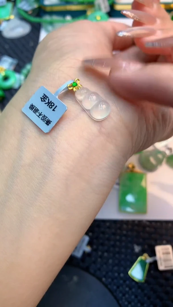 颈饰18K金镶嵌翡翠1