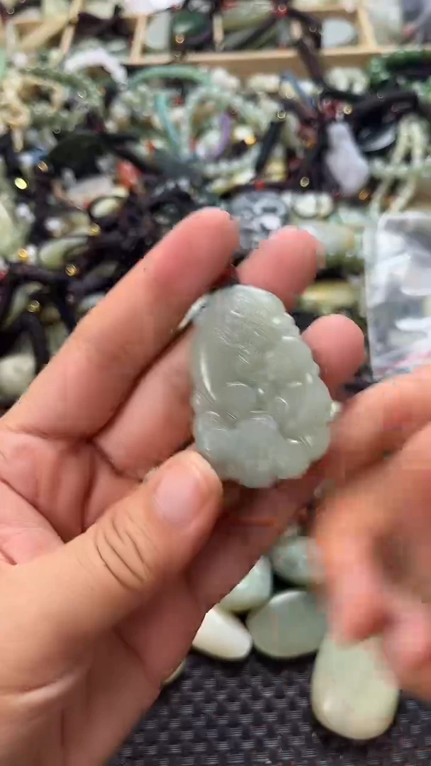 和田玉未镶嵌颈饰（多样性发一件）没有证书有瑕