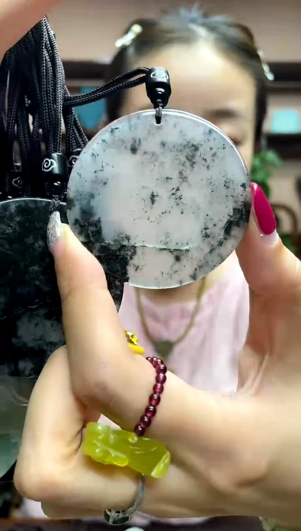 岫玉未镶嵌颈饰多样性发货发其中之一