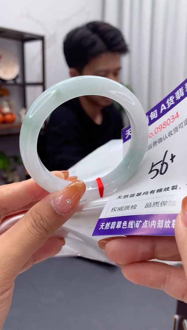 未镶嵌手镯翡翠有纹，完美者勿拍