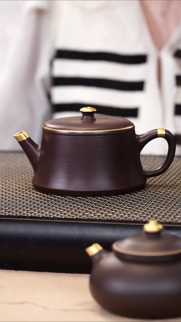 茶壶紫砂四号井茄皮紫泥描金云柱160cc