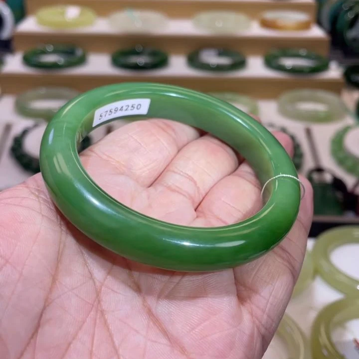 和田玉高品碧玉粉绿手镯58