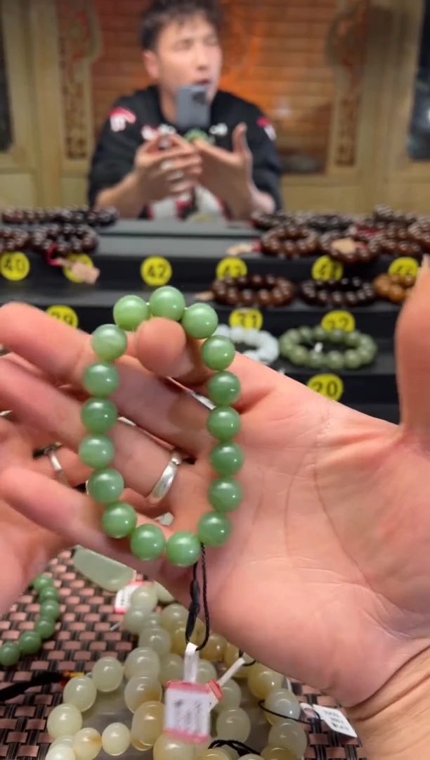 【闪购商品】和田玉手串未镶嵌且末料黑羊洞碧玉卡12手串