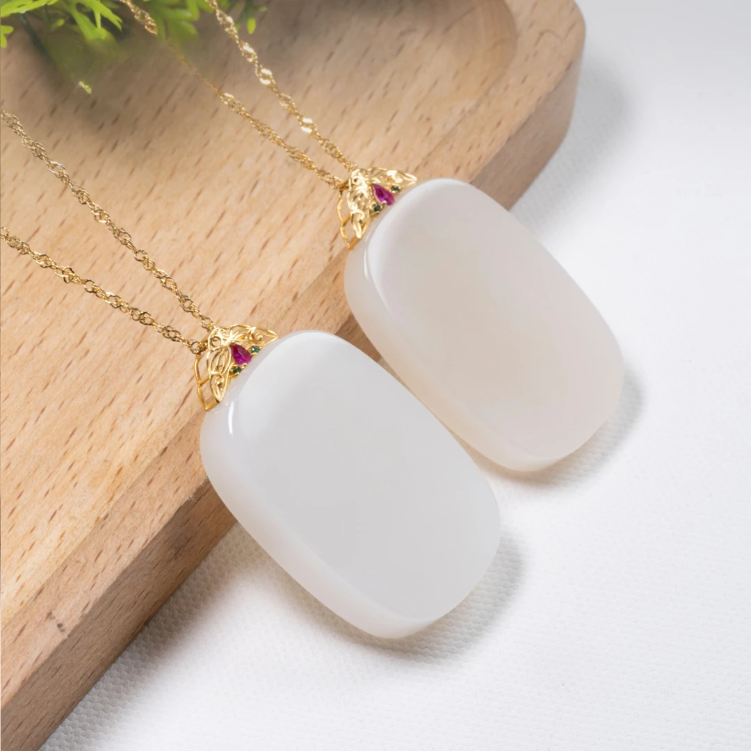 石惑珠宝-和田玉无事牌吊坠-多样性发一