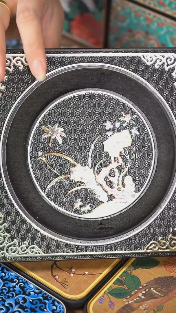 壹藏贰宝龟背螺钿纹小壶承