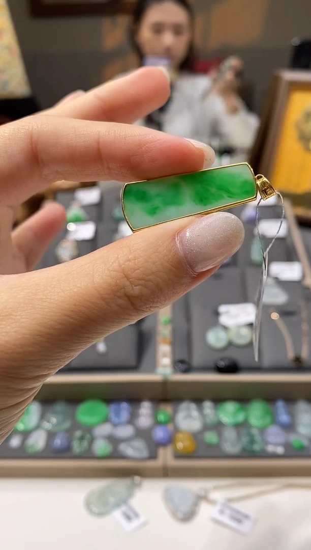 颈饰18K金镶嵌翡翠无事牌