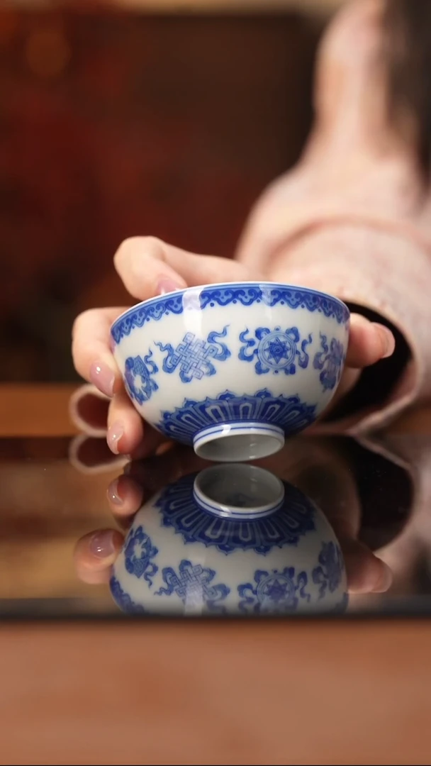 杯看山柴窑青花八宝