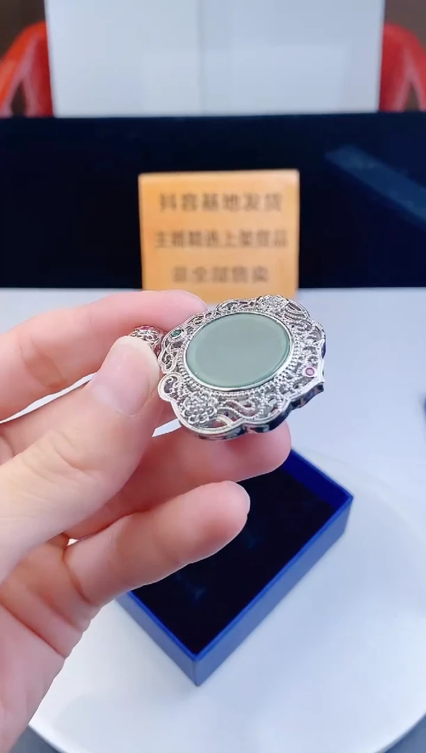 颈饰未镶嵌翡翠