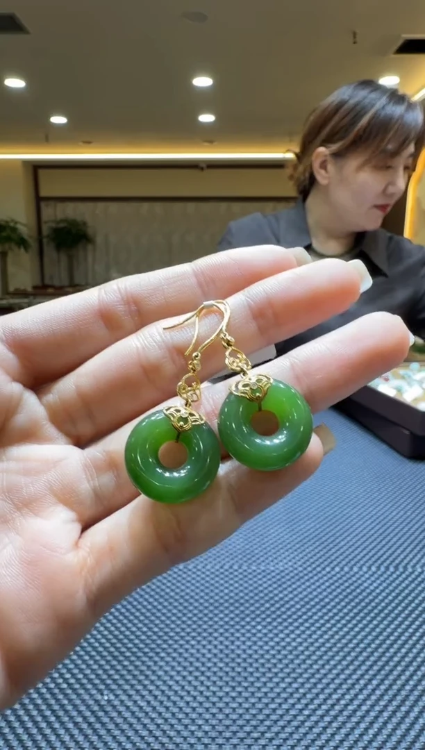 颈饰18K金镶嵌和田玉耳饰