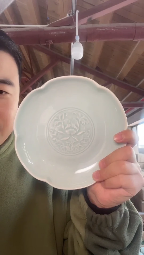 瑕疵7英寸天青牡丹花口盘1只