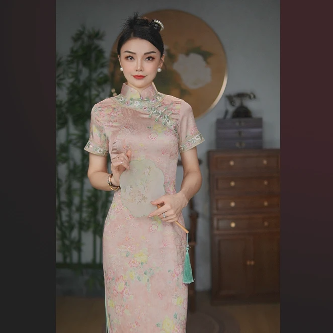 2025新款粉色复古风日常新中式一字扣斜襟旗袍短款显瘦时尚订婚