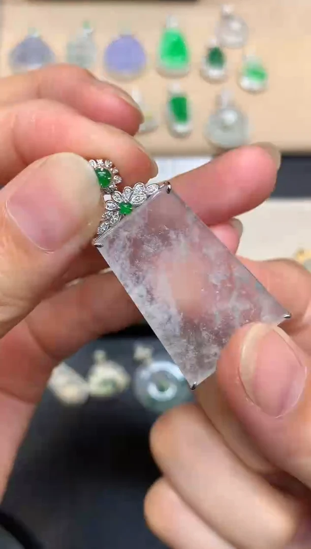 颈饰18K金镶嵌翡翠无事牌【无服务费