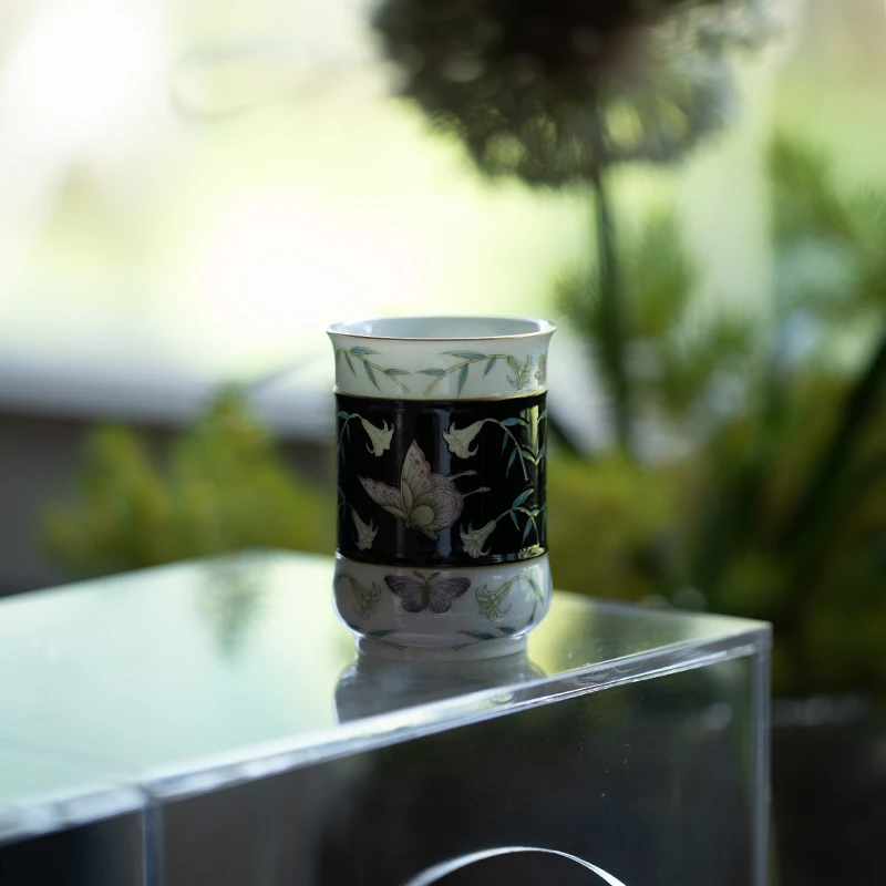 雅同集-黑地粉彩蝴蝶握手杯