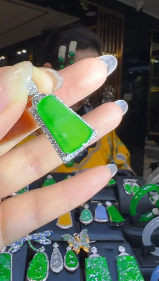 吊坠(赠链)银S925镶嵌翡翠031(多样性发货发其一)