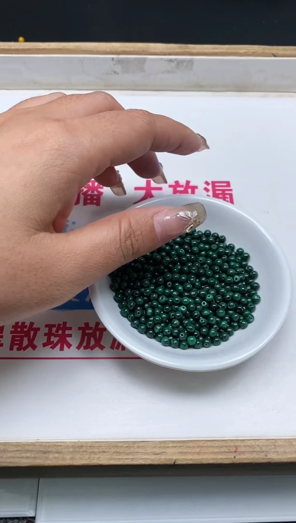 孔雀石未镶嵌散珠B2235 孔雀石4mm30个9.9元