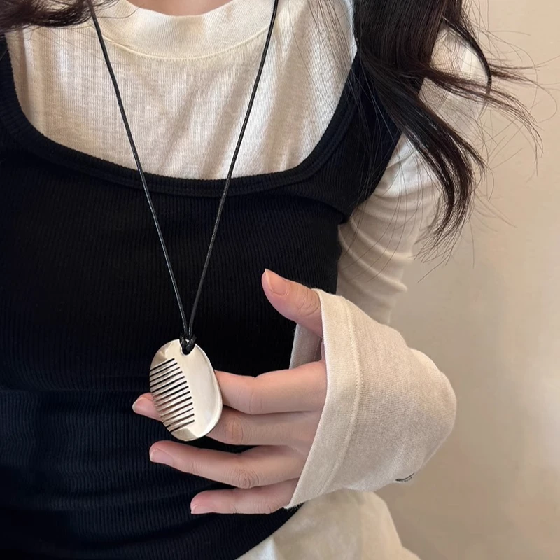 铜皮质项链 长款圆形梳吊坠项链女2025新款高级感锁骨链配饰