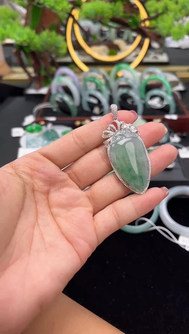 颈饰18K金镶嵌翡翠吊坠