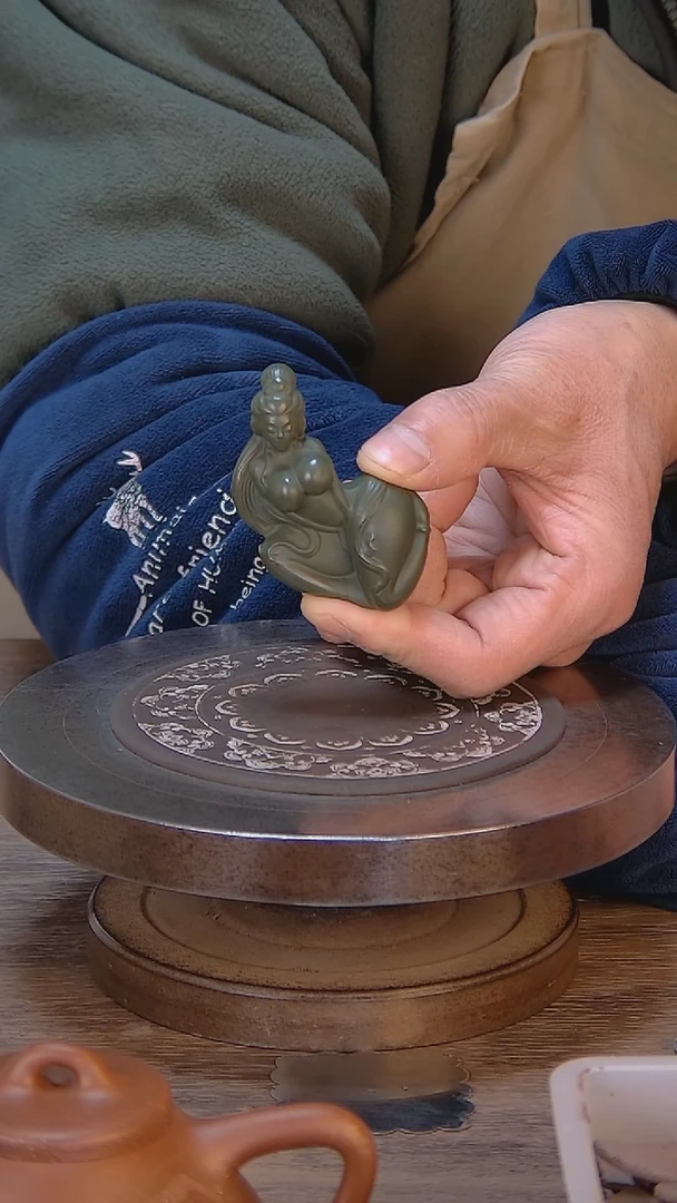 【闪购商品】紫砂茶宠绿泥手把件美女