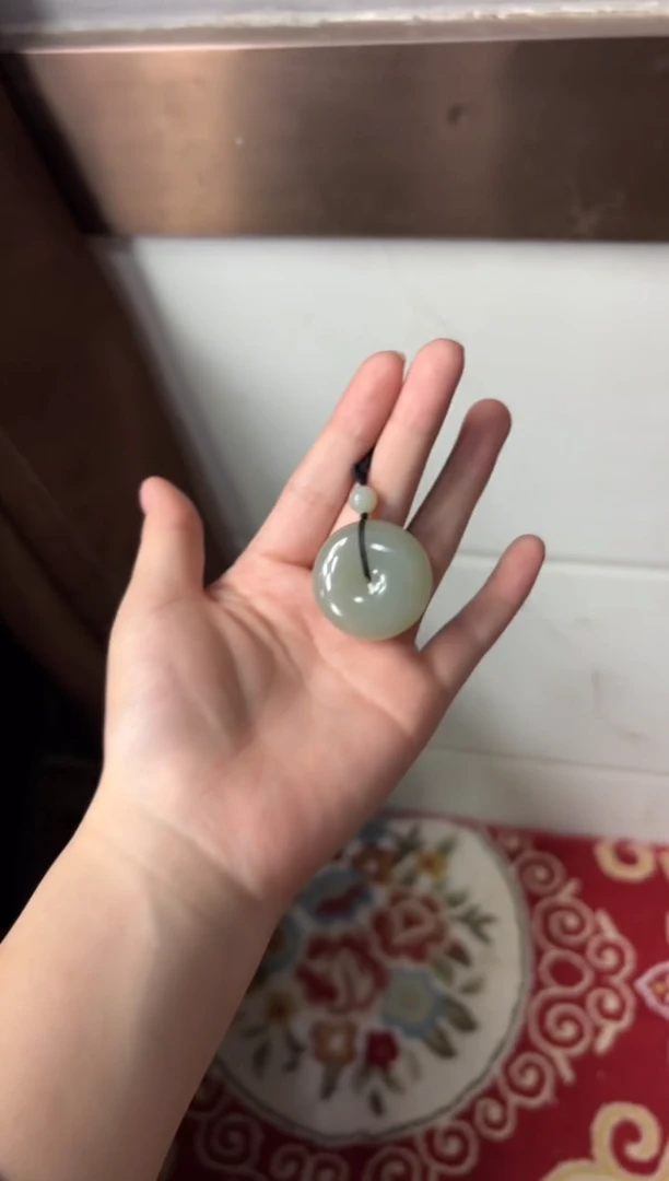 【闪购商品】和田玉吊坠(赠链)未镶嵌且末微色差近矿吊坠