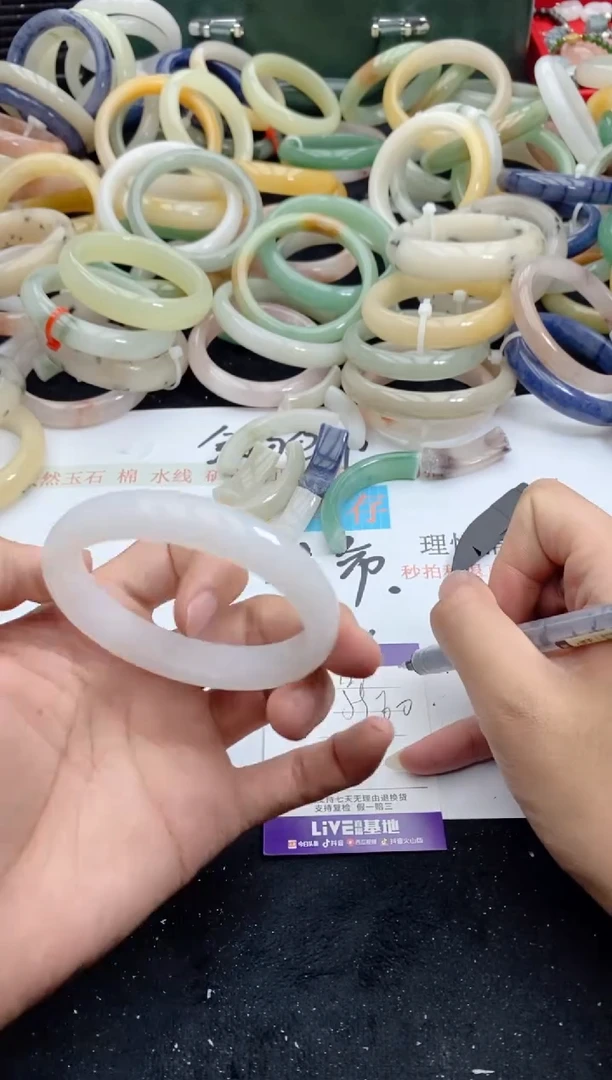 【闪购商品】石英质玉手镯未镶嵌127