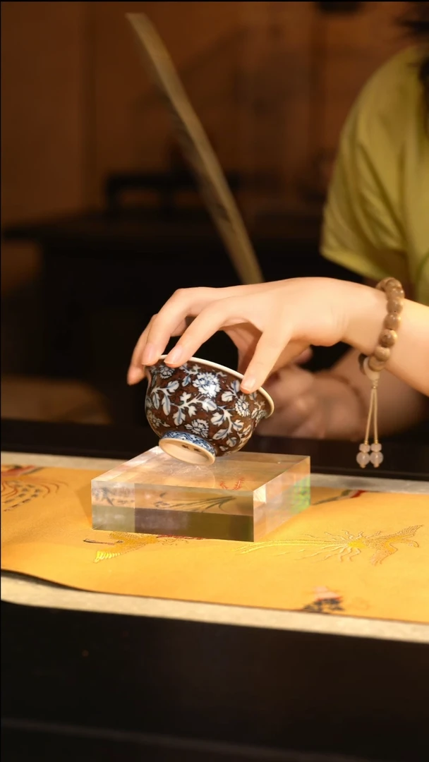 L元邑青花混底釉里红牡丹压手杯