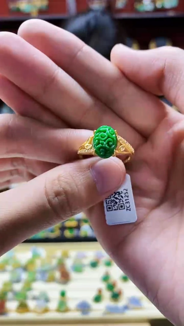 颈饰未镶嵌翡翠戒指