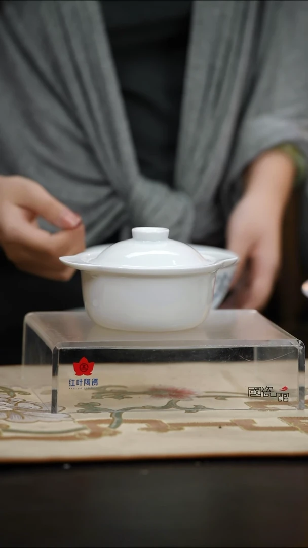 1个微瑕白胎4.5英寸双耳炖盅（带盖）