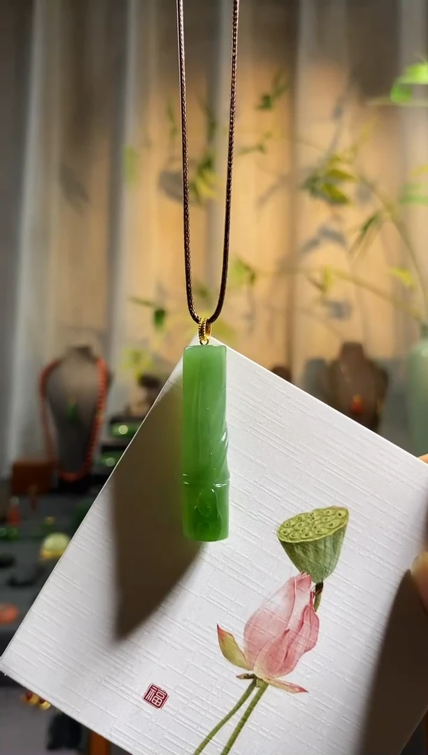 和田玉18K金镶嵌颈饰，碧玉竹节