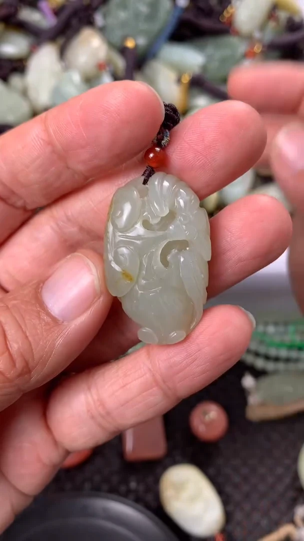 【闪购商品】和田玉颈饰未镶嵌多样性发货没有证书.拍一发一，有瑕