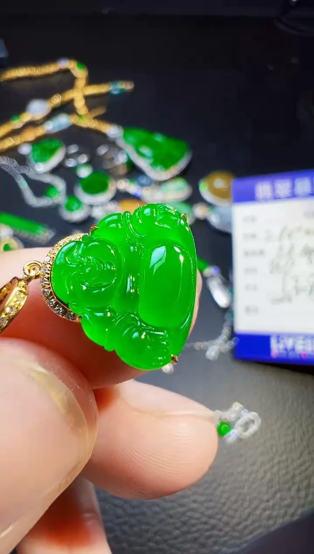 颈饰18K金镶嵌翡翠一***子翡翠