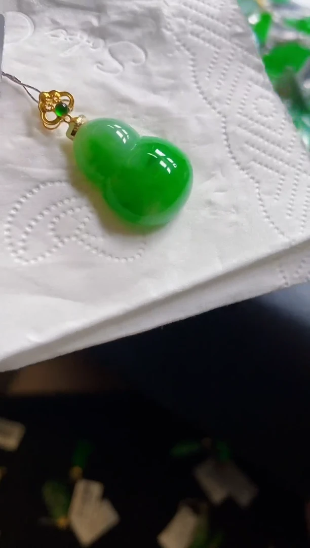 翡翠18K金镶嵌颈饰葫芦