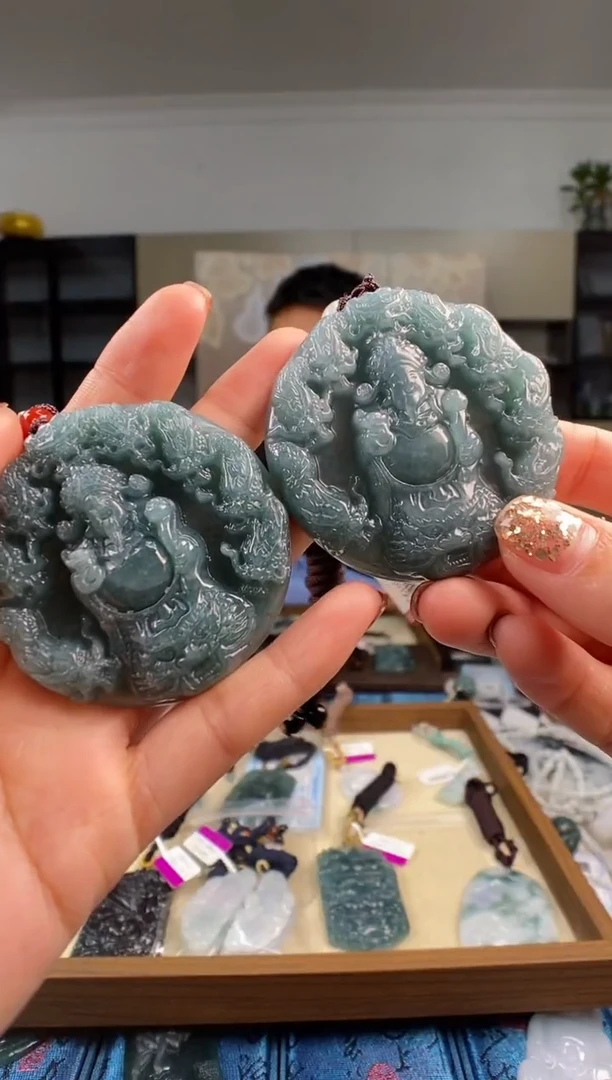 颈饰未镶嵌翡翠  多样性发其一