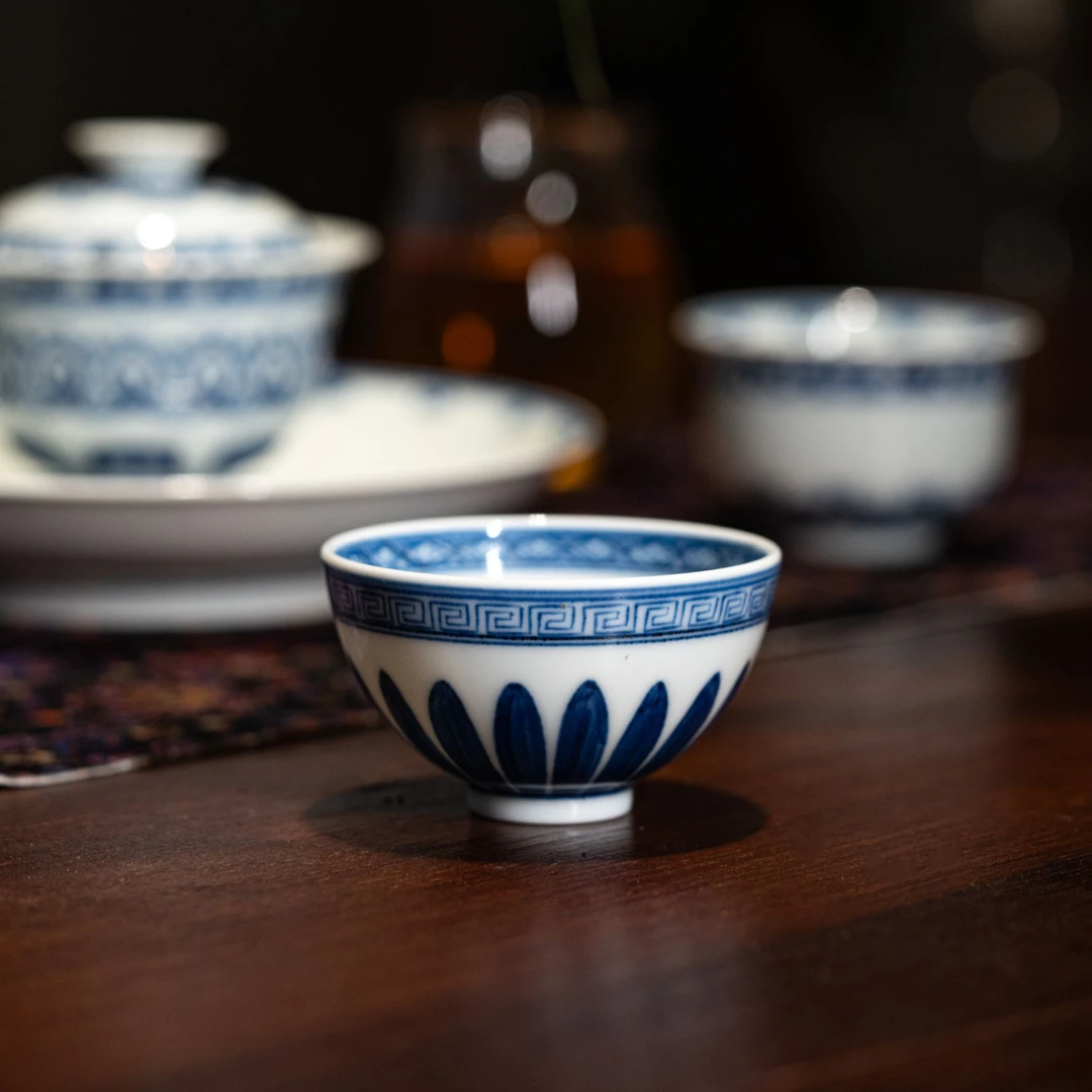 【文堇堂】青花系列 景德镇手工手绘 宝相鸡心杯 381