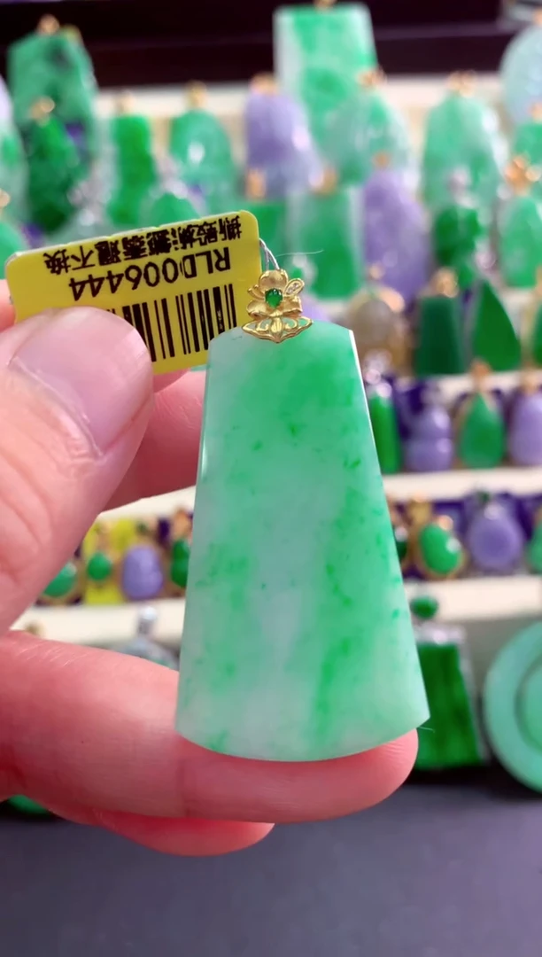 颈饰未镶嵌翡翠挂件