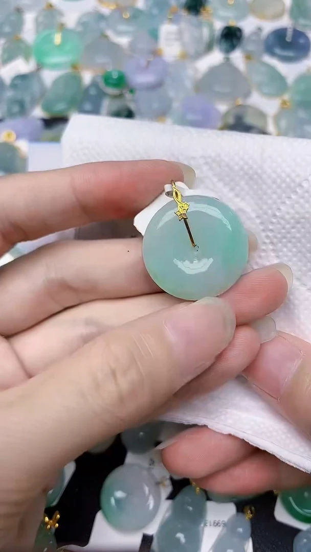 颈饰18K金镶嵌翡翠天然A货翡翠