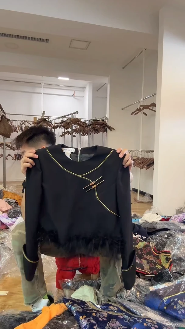 M  上衣   105斤以里