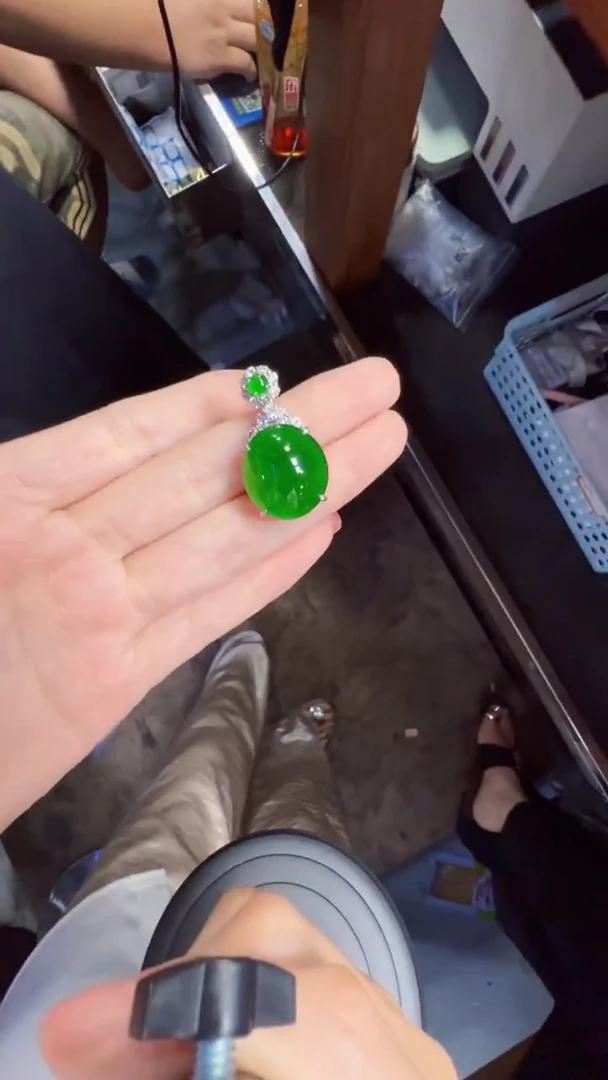 未镶嵌定制翡翠翡翠A货有轻微色差属于正常现象，吊坠多样性发货1