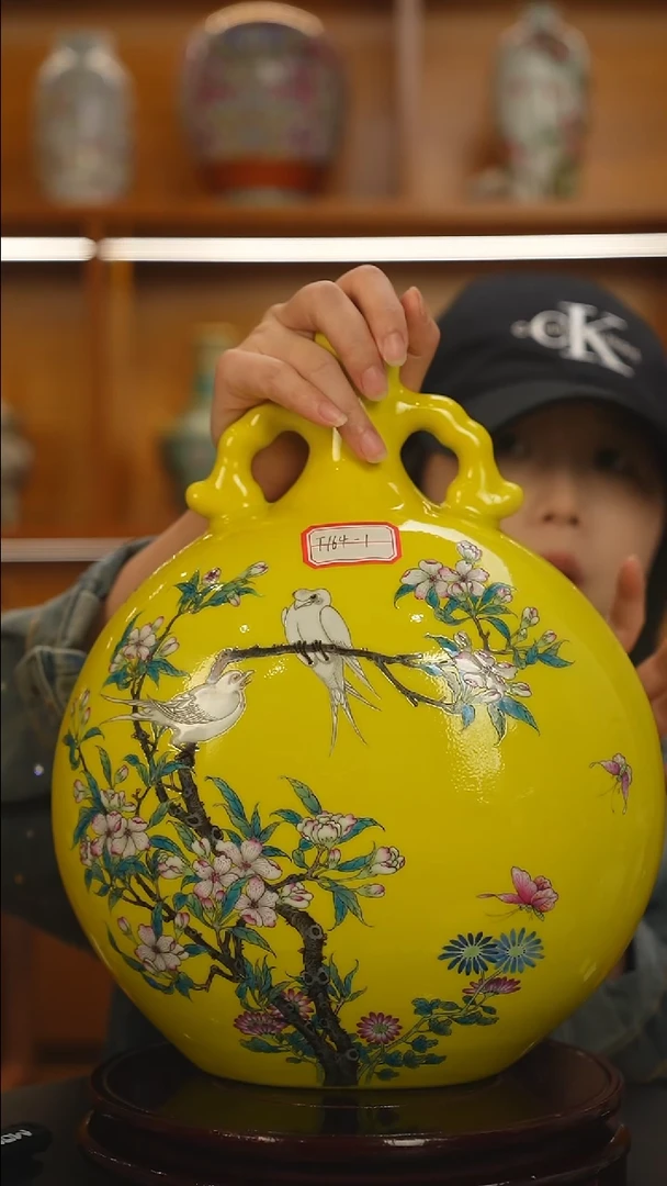 其他慎*粉彩黄地粉彩花鸟扁瓶一只