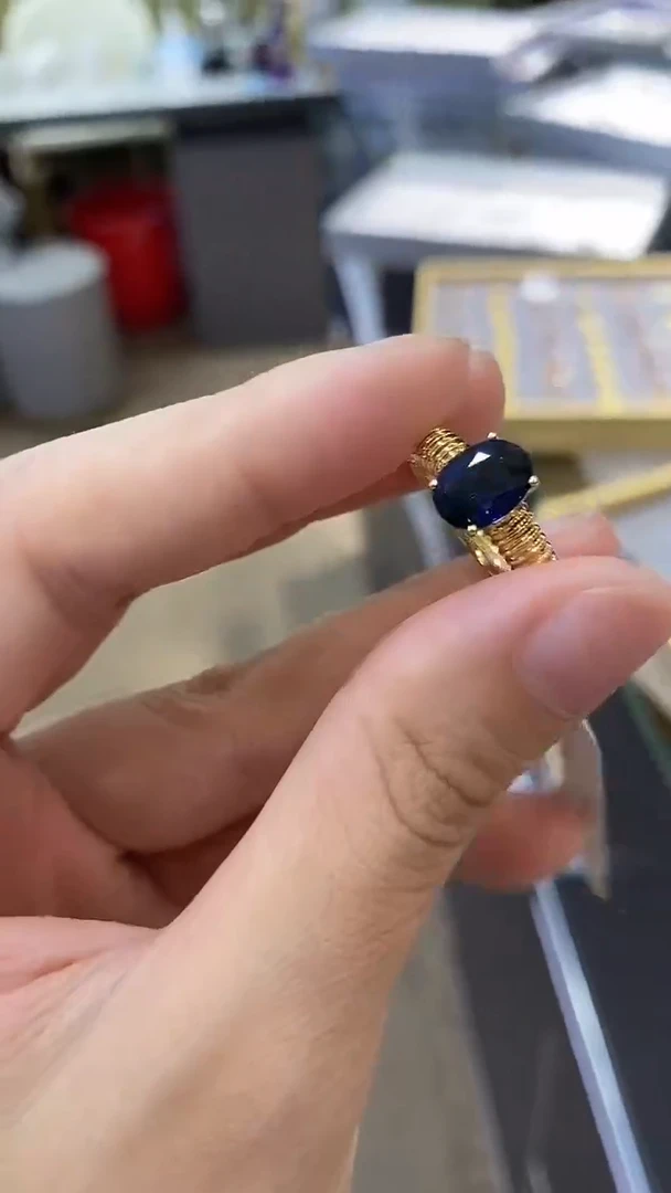 戒指蓝宝石18K金镶嵌