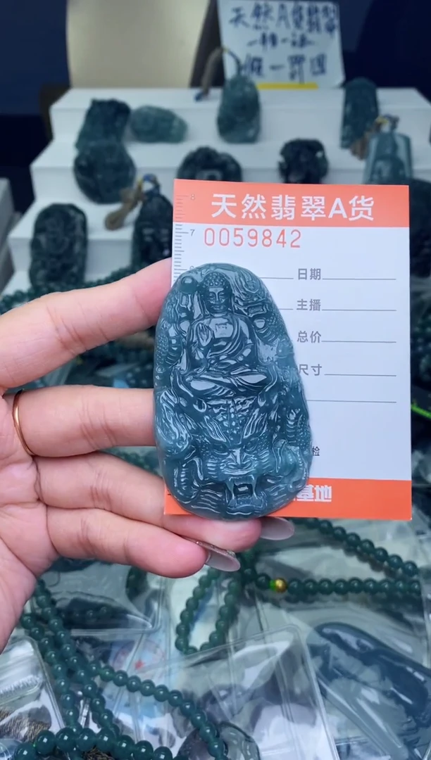 翡翠未镶嵌颈饰