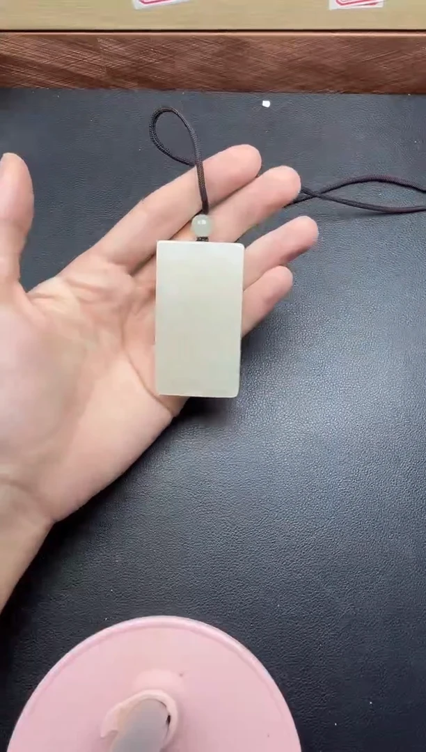 吊坠(赠链)未镶嵌和田玉黑山微色差吊坠