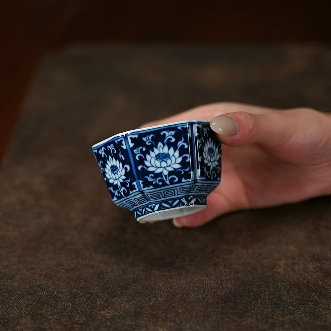 记石柴窑青花手绘蓝地莲花小六方杯主人杯