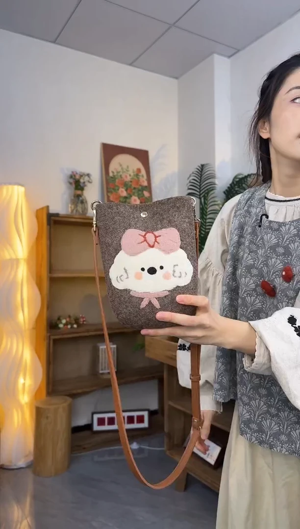 羊毛非遗纯手工包  手机包小狗