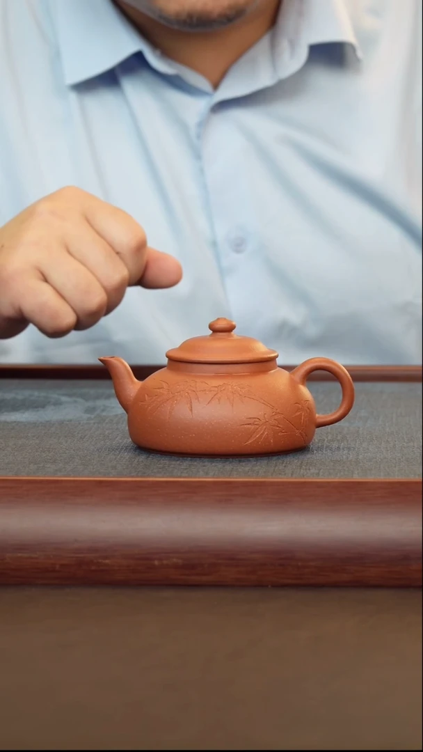 茶壶紫砂天**成朱泽云半手红降坡刻绘大彬笠帽