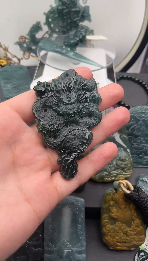 颈饰未镶嵌翡翠龙牌